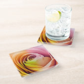 Nah oben von den bunten Rosen-Blumenblättern Glasuntersetzer (Schrägansicht)