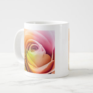 Nah oben von den bunten Rosen-Blumenblättern Jumbo-Tasse