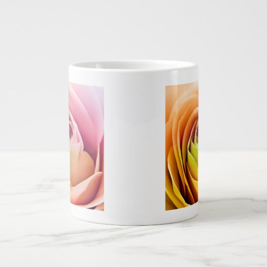 Nah oben von den bunten Rosen-Blumenblättern Jumbo-Tasse (Vorderseite)