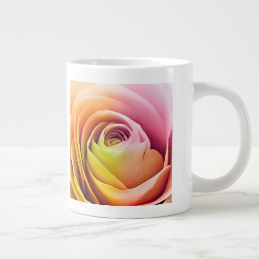 Nah oben von den bunten Rosen-Blumenblättern Jumbo-Tasse (Rechts)
