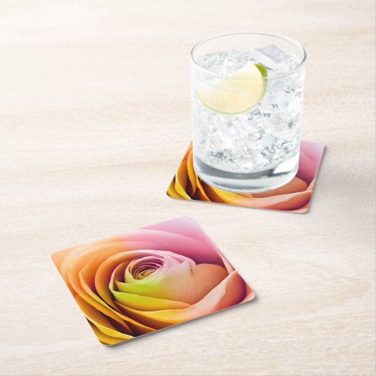 Nah oben von den bunten Rosen-Blumenblättern Rechteckiger Pappuntersetzer (Vor Ort)