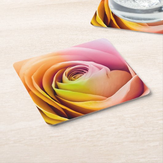 Nah oben von den bunten Rosen-Blumenblättern Rechteckiger Pappuntersetzer (angewinkelt)