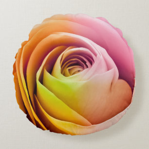 Nah oben von den bunten Rosen-Blumenblättern Rundes Kissen