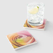 Nah oben von den bunten Rosen-Blumenblättern Steinuntersetzer (Seitenansicht)