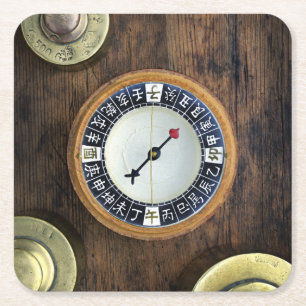 Nah oben von den chinesischen Kompass-und Rechteckiger Pappuntersetzer