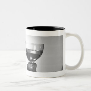Nah oben von den Paaren, die mit weißem Wein B&W Zweifarbige Tasse