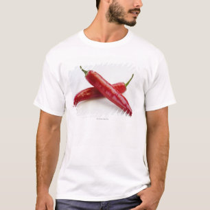 Nah oben von den roten Chili-Paprikaschoten auf T-Shirt
