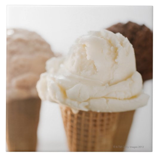 Nah oben von den verschiedenen Eiscremekegeln Fliese (Vorderseite)