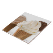 Nah oben von den verschiedenen Eiscremekegeln Fliese (Seite)