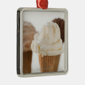 Nah oben von den verschiedenen Eiscremekegeln Silbernes Ornament (Rechts)