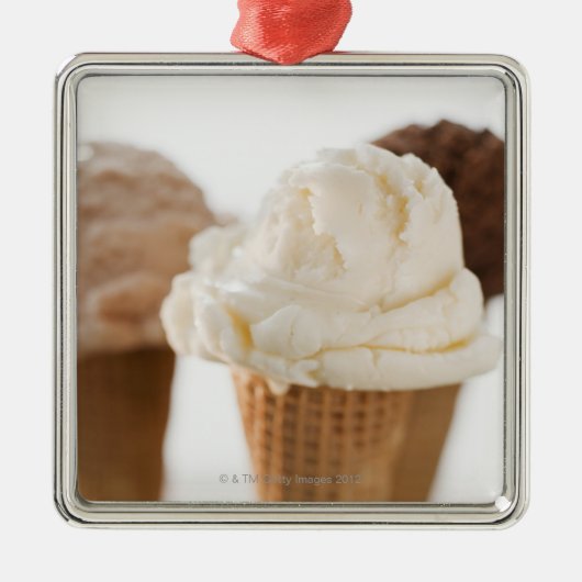 Nah oben von den verschiedenen Eiscremekegeln Silbernes Ornament (Vorne)