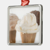 Nah oben von den verschiedenen Eiscremekegeln Silbernes Ornament (Links)