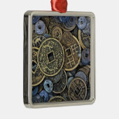 Nah oben von den vietnamesischen Münzen Silbernes Ornament (Rechts)