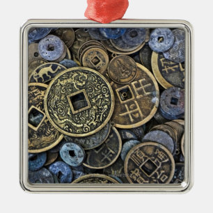 Nah oben von den vietnamesischen Münzen Silbernes Ornament