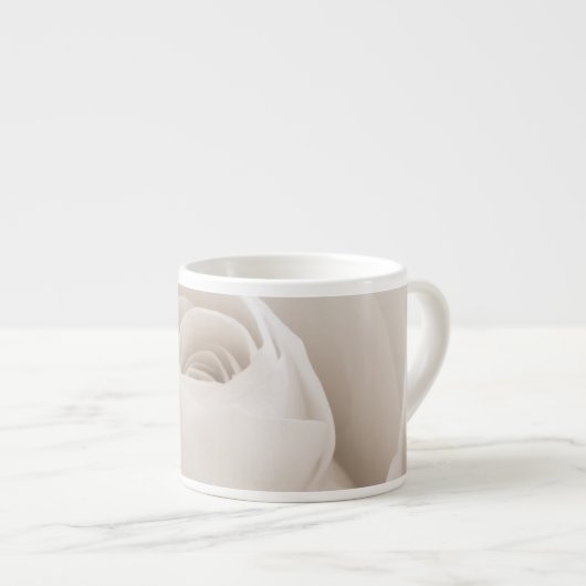 Nah oben von den weißen Rosen-Blumenblättern Espressotasse (Vorderseite Rechts)