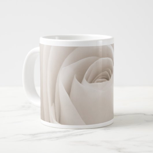 Nah oben von den weißen Rosen-Blumenblättern Jumbo-Tasse (Vorderseite Links)