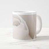 Nah oben von den weißen Rosen-Blumenblättern Jumbo-Tasse (Vorderseite Rechts)