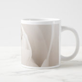 Nah oben von den weißen Rosen-Blumenblättern Jumbo-Tasse (Rechts)