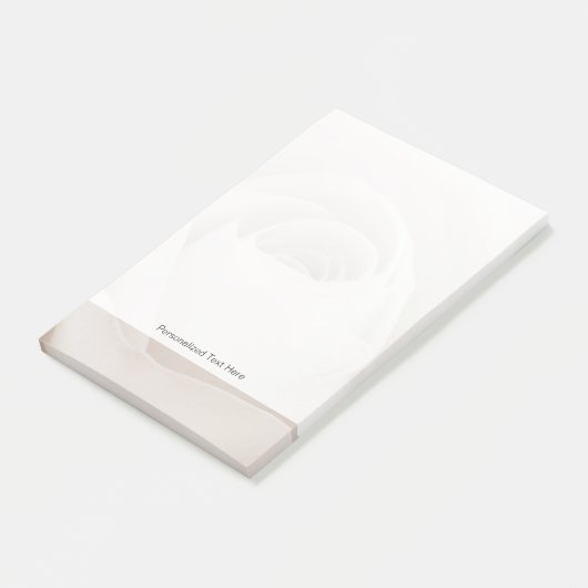 Nah oben von den weißen Rosen-Blumenblättern Post-it Klebezettel (angewinkelt)