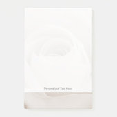 Nah oben von den weißen Rosen-Blumenblättern Post-it Klebezettel (Vorderseite)