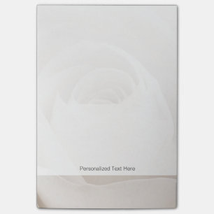 Nah oben von den weißen Rosen-Blumenblättern Post-it Klebezettel