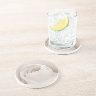 Nah oben von den weißen Rosen-Blumenblättern Untersetzer