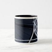 Nah oben von der Fahrradkette, -pedal und -gängen Zweifarbige Tasse (Mittel)