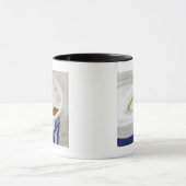 Nah oben von nehmen Sie Kaffee heraus Tasse (Zentrum)