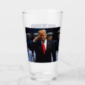 Nah: Trump 2024: Bohrbohrer an den Grenzen Glas (Vorderseite)
