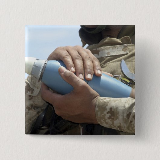 Nah-up-Ansicht eines Soldaten, der eine Munition k Button (Vorderseite)