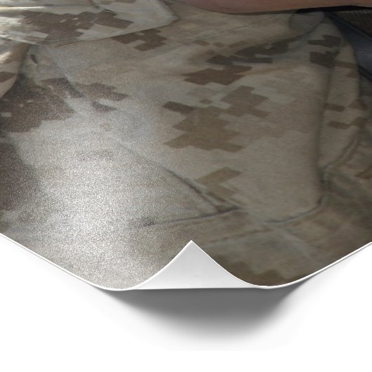 Nah-up-Ansicht eines Soldaten, der eine Munition k Fotodruck (Ecke)