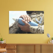 Nah-up-Ansicht eines Soldaten, der eine Munition k Leinwanddruck (Insitu (Wohnzimmer))