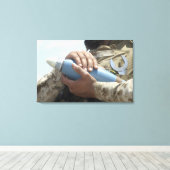 Nah-up-Ansicht eines Soldaten, der eine Munition k Leinwanddruck (Insitu (Holzboden))