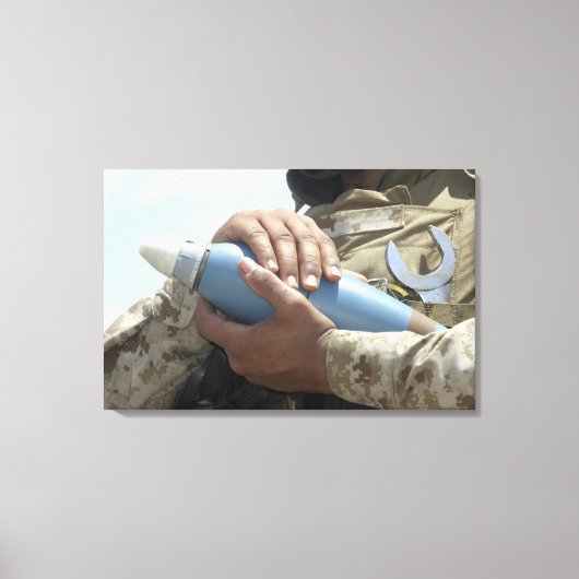 Nah-up-Ansicht eines Soldaten, der eine Munition k Leinwanddruck (Vorderseite)