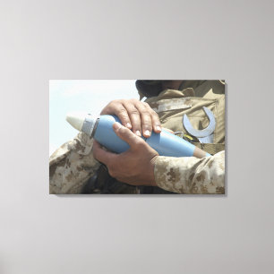 Nah-up-Ansicht eines Soldaten, der eine Munition k Leinwanddruck