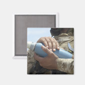 Nah-up-Ansicht eines Soldaten, der eine Munition k Magnet (Vorderseite/Rückseite)