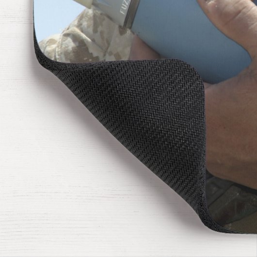 Nah-up-Ansicht eines Soldaten, der eine Munition k Mousepad (Ecke)