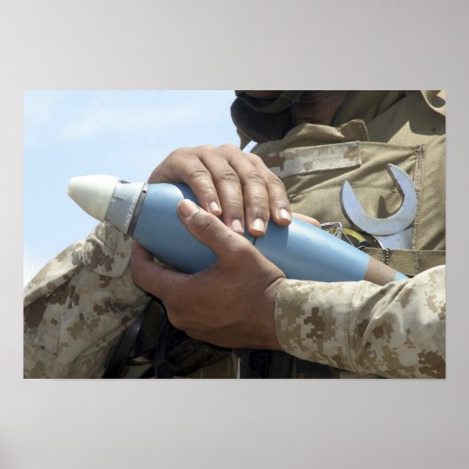 Nah-up-Ansicht eines Soldaten, der eine Munition k Poster (Vorne)