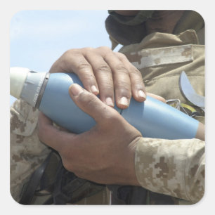 Nah-up-Ansicht eines Soldaten, der eine Munition k Quadratischer Aufkleber