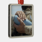 Nah-up-Ansicht eines Soldaten, der eine Munition k Silbernes Ornament (Rechts)