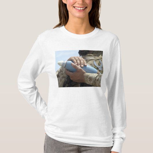 Nah-up-Ansicht eines Soldaten, der eine Munition k T-Shirt (Vorderseite)