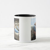 Nah-up-Ansicht eines Soldaten, der eine Munition k Tasse (Zentrum)