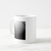 Nah-up-Baseball in Schwarz/Weiß Kaffeetasse (Vorderseite Links)