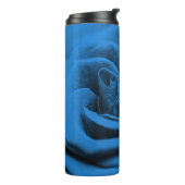 Nah-up blaue rote Rose, Makro-Schönheit. Thermosbecher (Nach links gedreht)