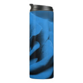 Nah-up blaue rote Rose, Makro-Schönheit. Thermosbecher (Nach rechts gedreht)