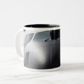 Nah-up der Vorderseite eines C-17-Globemaster III Zweifarbige Tasse (Vorderseite Links)