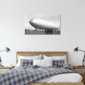 Nah-Up Graf Zeppelin Blimp View Leinwanddruck (Insitu (Schlafzimmer))