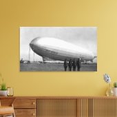 Nah-Up Graf Zeppelin Blimp View Leinwanddruck (Insitu (Wohnzimmer))
