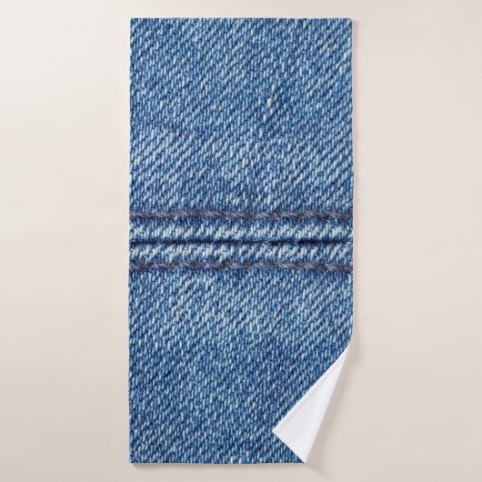 Nah-up mit blauem Denim-Hintergrund (Makro) Badehandtuch (Badehandtuch)