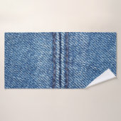 Nah-up mit blauem Denim-Hintergrund (Makro) Badehandtuch (Badehandtuch)